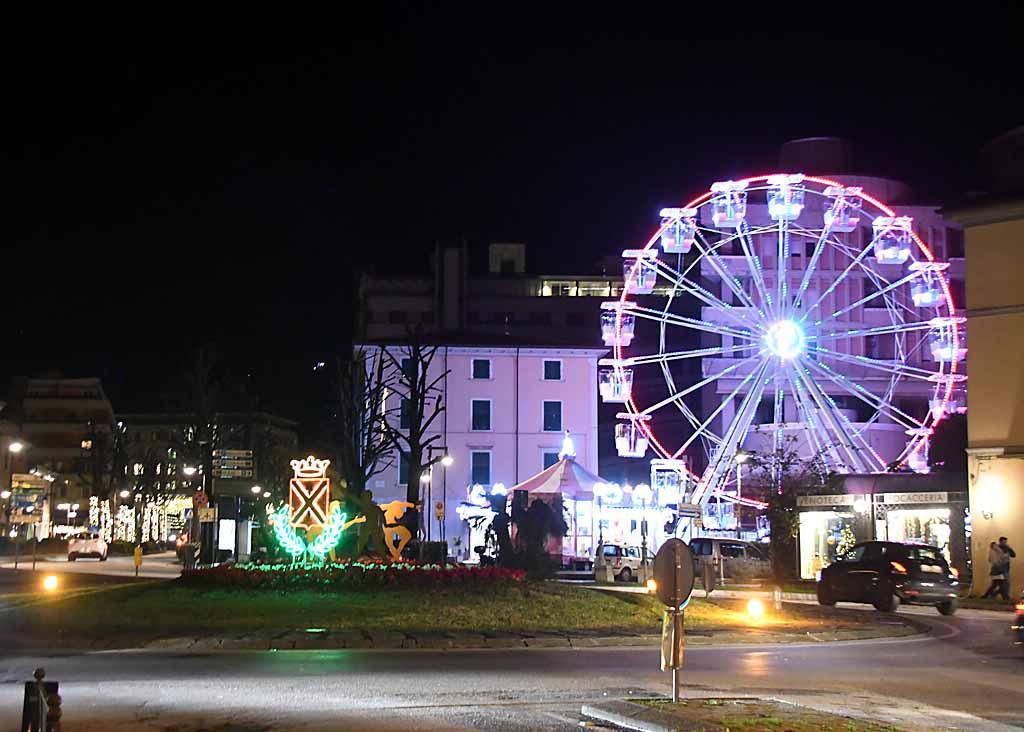 Una ruota panoramica alta 24 metri in piazza Bovio 