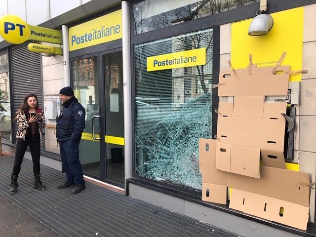 Il bancomat fatto esplodere in viale Montegrappa (foto Batavia)