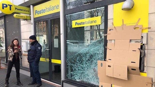 Il bancomat fatto esplodere in viale Montegrappa (foto Batavia)