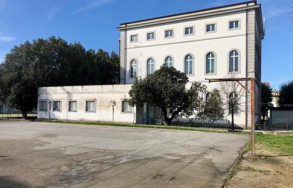 Piazzale pericoloso alle elementari di Collesalvetti: vietato correre durante la ricreazione 