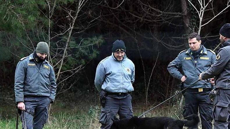 Finanza con l'elicottero a Marina di Massa: c’è un arrestato