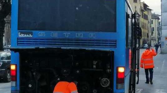 Saltano tre corse degli autobus: a piedi 100 studenti