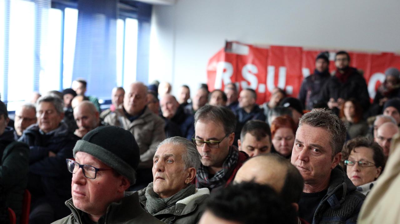 I lavoratori della Vibac in assemblea (foto Sestini)