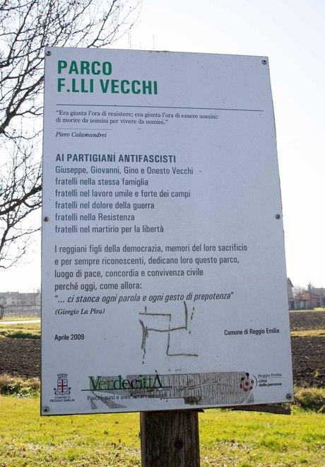 Vergogna a Reggio Emilia: una svastica nazista disegnata nel parco dei fratelli Vecchi, eroi della Resistenza 