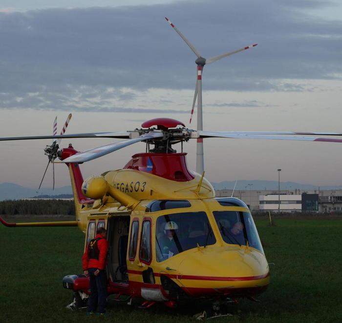 Cade sull’asfalto forse sfiorato da un’auto: anziano gravissimo 