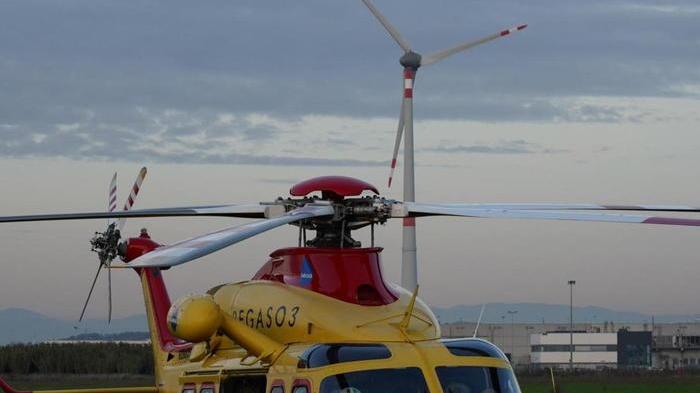 Cade sull’asfalto forse sfiorato da un’auto: anziano gravissimo
