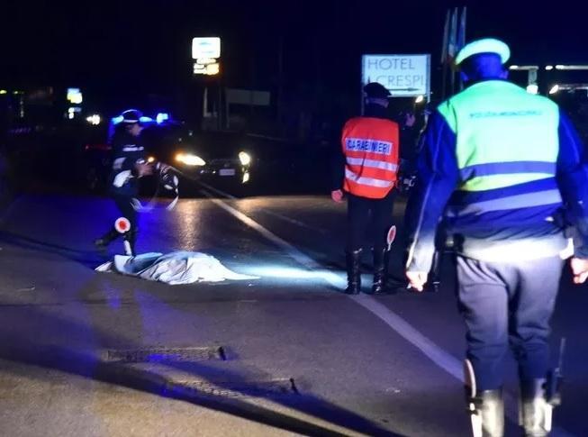 Travolse e uccise un uomo sulla strada Si fermò, ma ripartì: patteggia due anni 