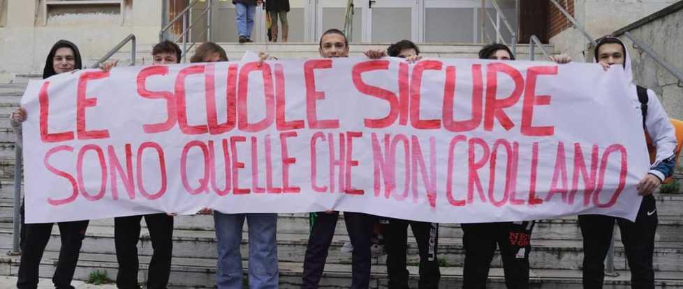 Cade sullo scalino della scuola e si rompe il braccio