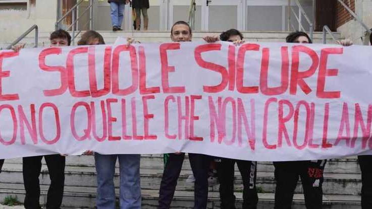 Cade sullo scalino della scuola e si rompe il braccio
