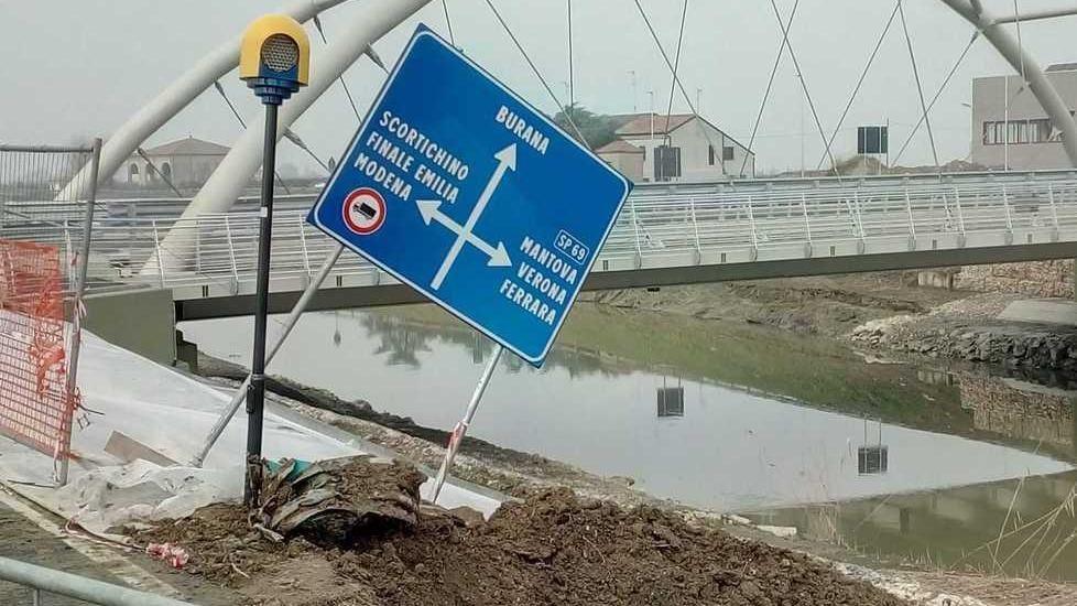 Nuovo ponte Via ai lavori per fermare lo smottamento