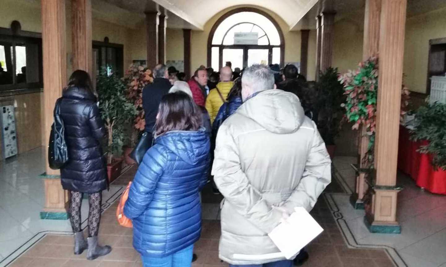 Lunghe code mattina e pomeriggio