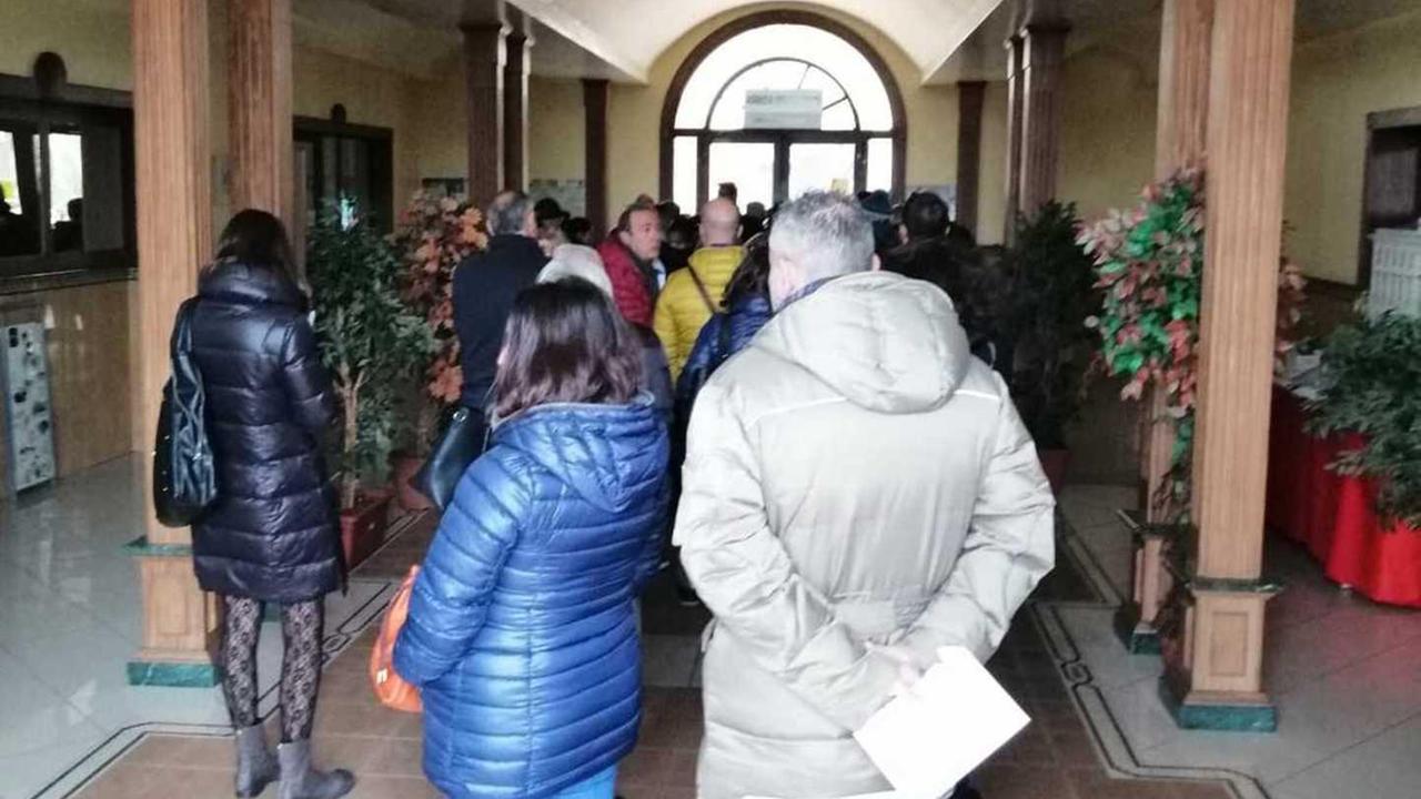 Lunghe code mattina e pomeriggio