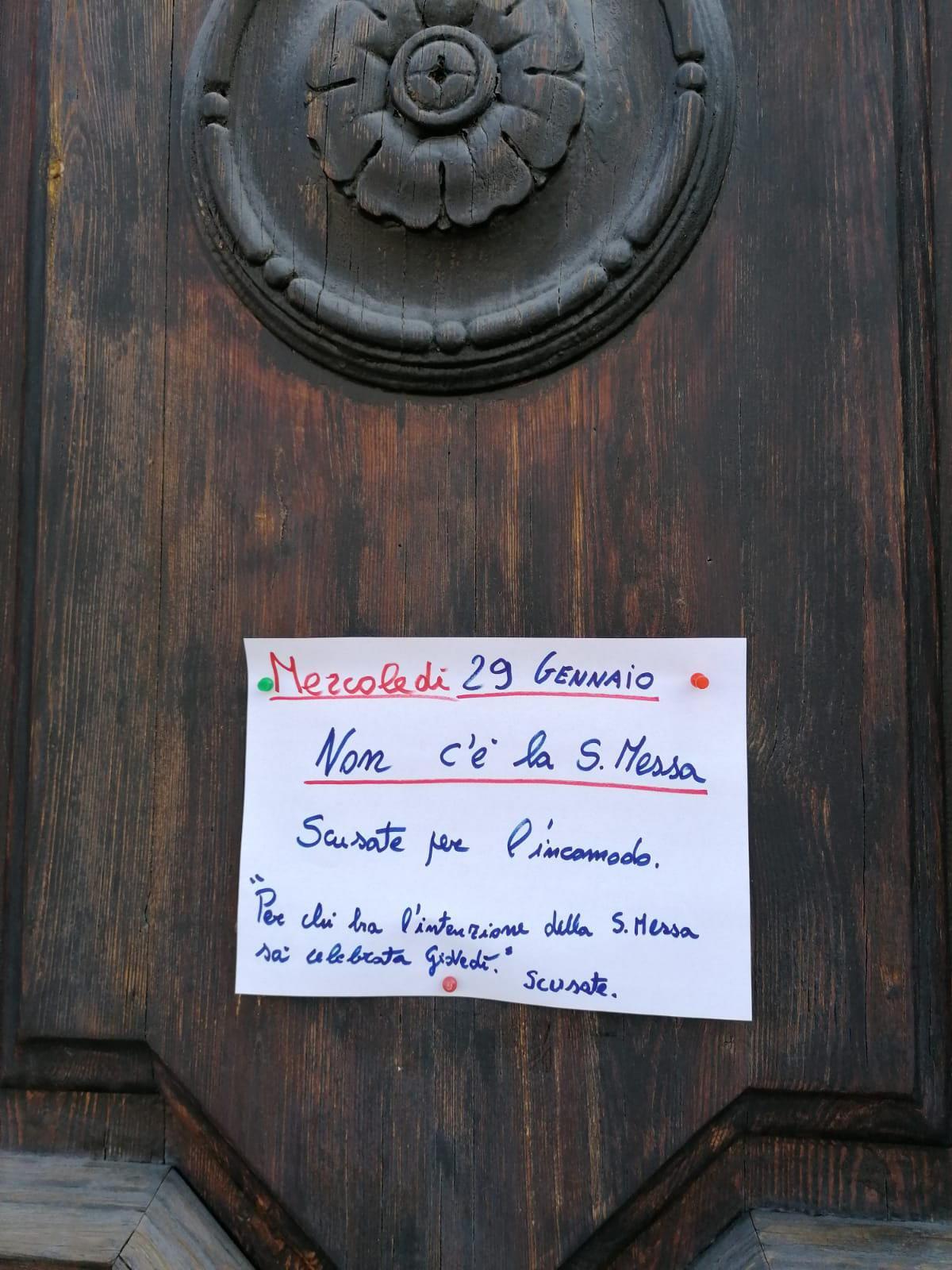 Il cartello affisso sulla porta della chiesa di Aulla
