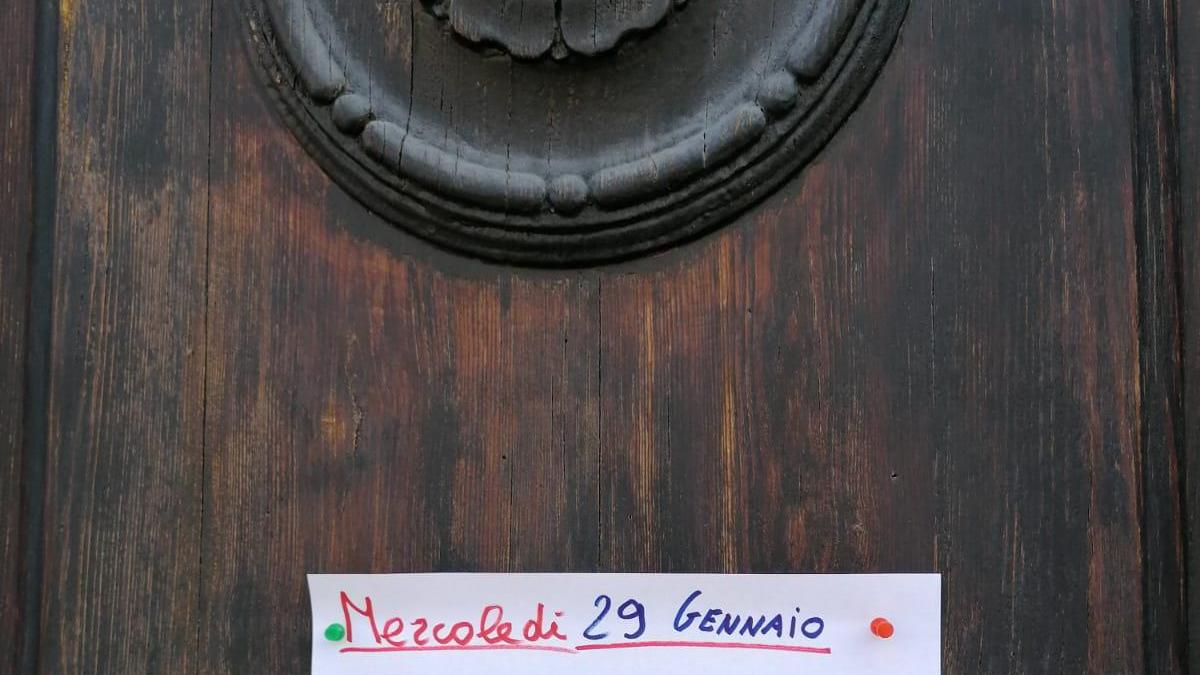 Il cartello affisso sulla porta della chiesa di Aulla