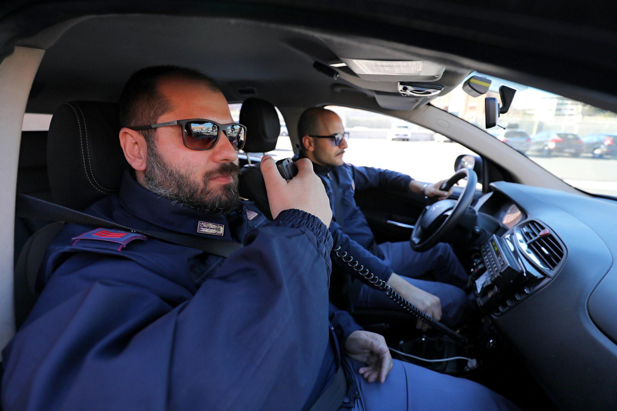 Agenti delle volanti della polizia di Stato (foto d'archivio)