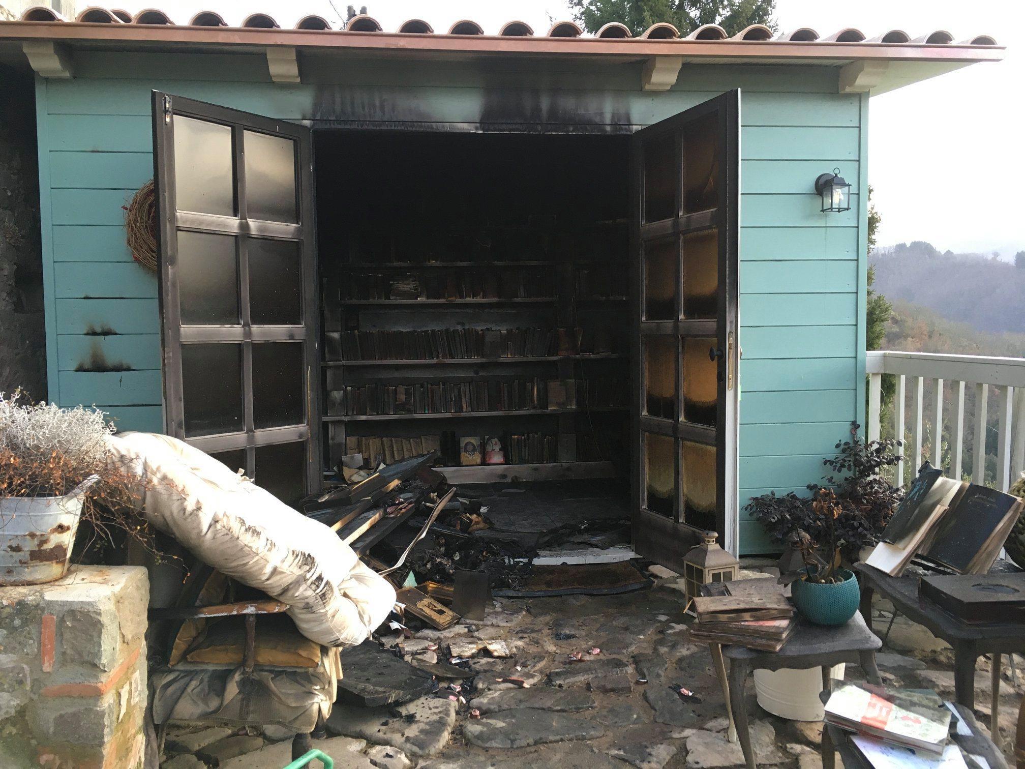 La libreria dopo l'incendio (dalla pagina Fb de "La Libreria sopra la Penna")