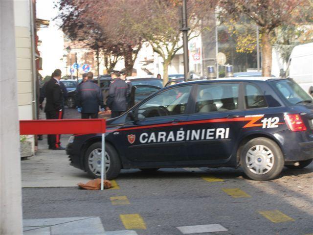 Legano la cassaforte con una corda per portala via. Si rompe e furto fallisce