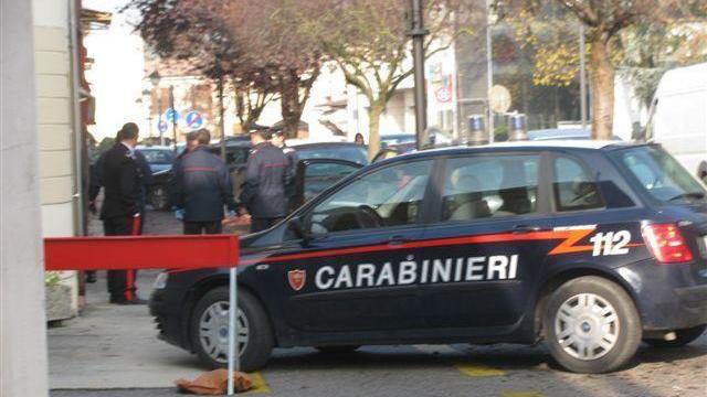Legano la cassaforte con una corda per portala via. Si rompe e furto fallisce