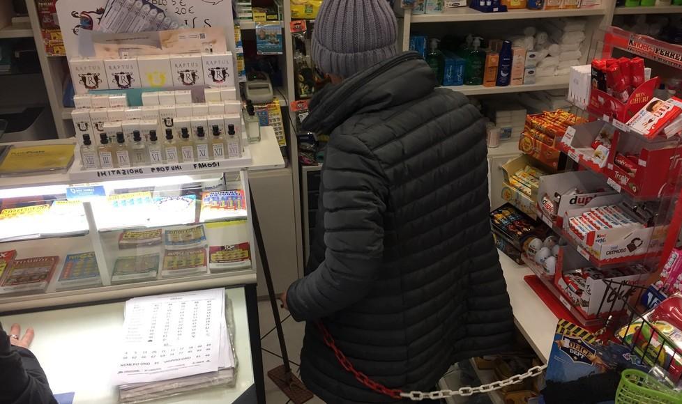 Rapina la tabaccheria armato di coltello: «L’ho pregato di andarsene, stavo male» 