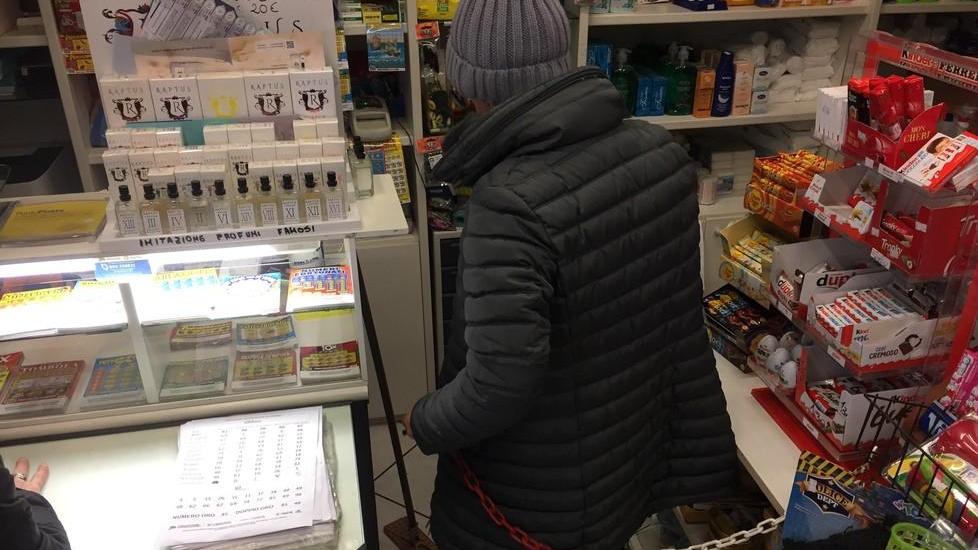 Rapina la tabaccheria armato di coltello: «L’ho pregato di andarsene, stavo male»