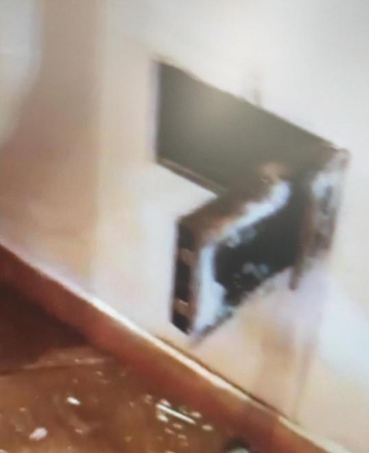 La cassaforte aperta dai banditi in casa Montagnini a Cascina