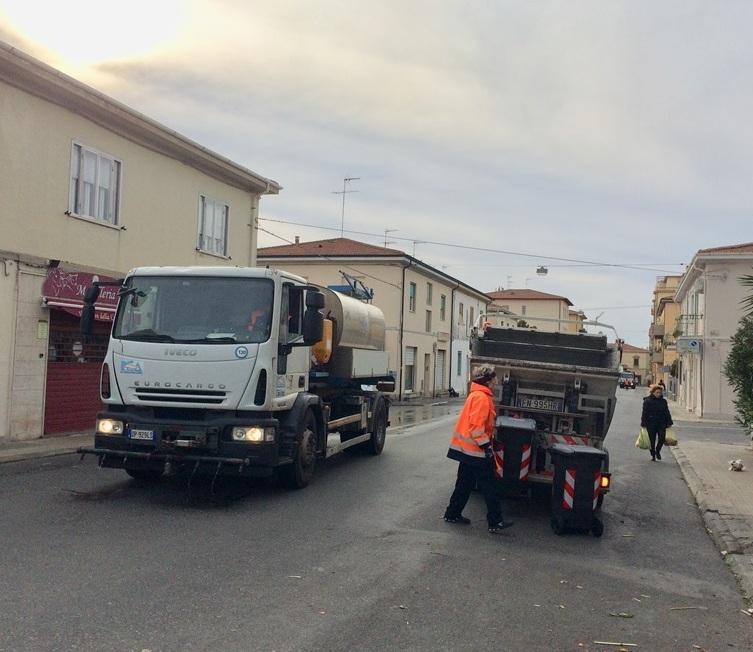 Raccolta dei rifiuti banco a banco al mercato di Cecina, problemi con la plastica 