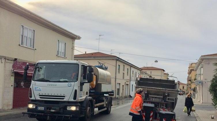 Raccolta dei rifiuti banco a banco al mercato di Cecina, problemi con la plastica