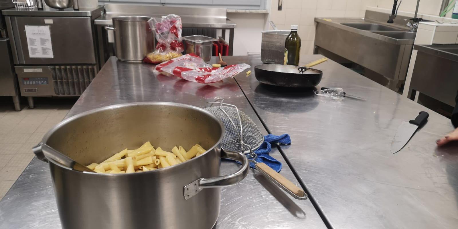 Durante l'occupazione notturna, gli studenti hanno anche cucinato