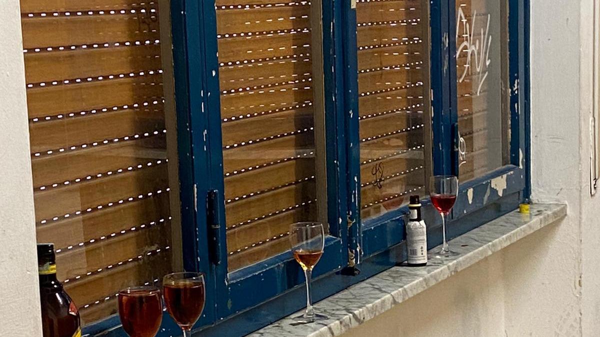 Bicchieri lasciati sul davanzale di una finestra durante l'occupazione