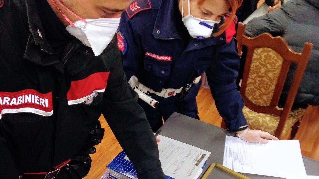 Scoperta bisca cinese: i carabinieri hanno indossato le mascherine di protezione per la prevenzione del coronavirus