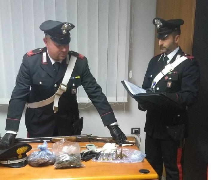 Escalaplano, non si ferma all'alt e cerca di nascondere un fucile: arrestato