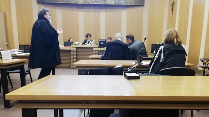 Reggio Emilia, un’amicizia si trasforma in incubo: «Voleva bruciarmi con l’acido» 