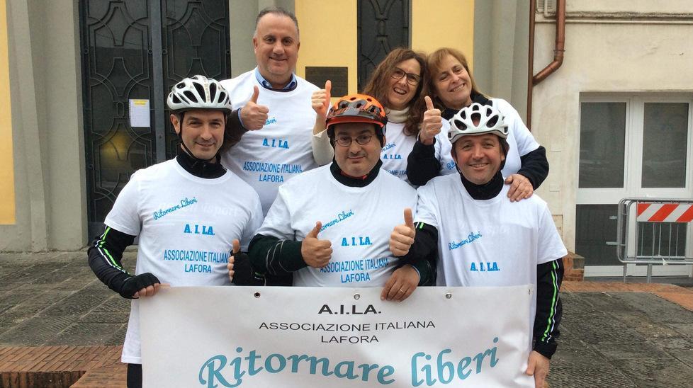 Gli organizzatori della pedalata di solidarietà per l’Aila, associazione italiana Lafora