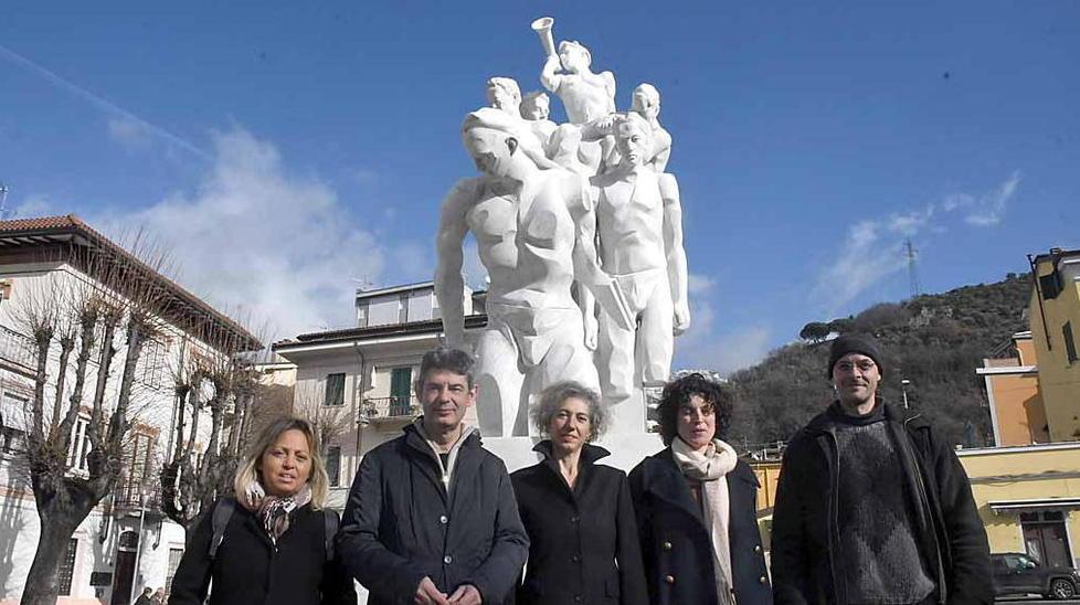Torna a splendere la statua dedicata ai caduti sul lavoro 