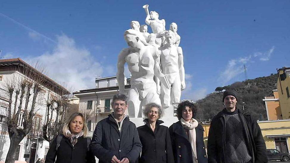 Torna a splendere la statua dedicata ai caduti sul lavoro