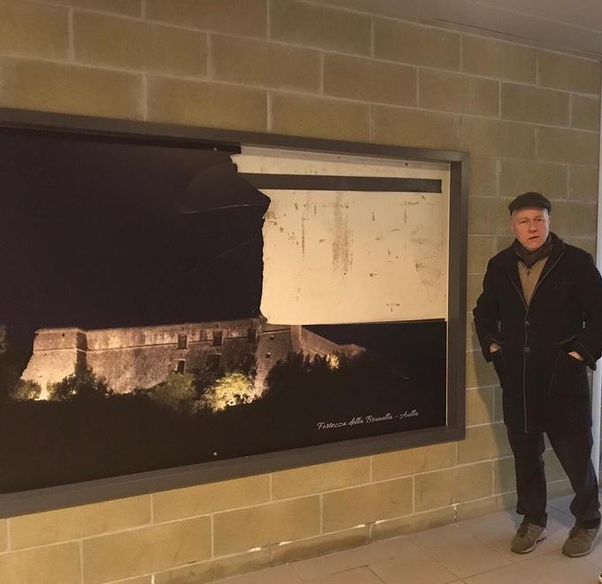 Devastati otto pannelli di foto alla stazione 