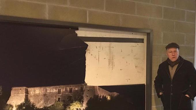 Devastati otto pannelli di foto alla stazione