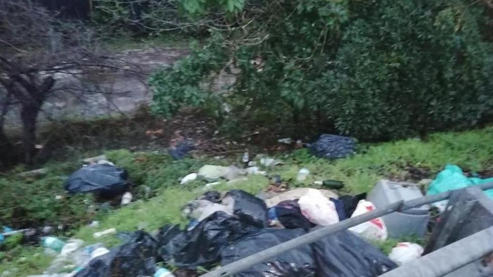 Discarica a cielo aperto lungo la Variante