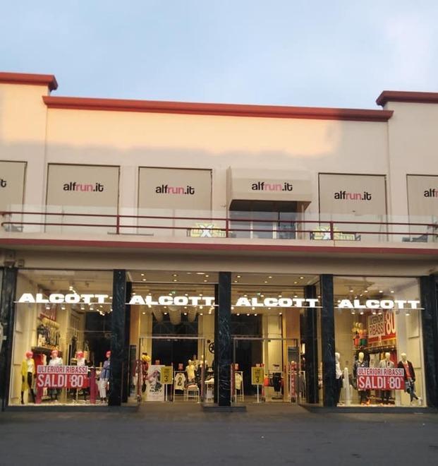 Ruba da Alcott, inseguito dalla commessa 