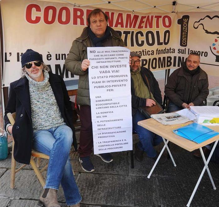 Ancora sciopero della fame e dibattito al gazebo in piazza 