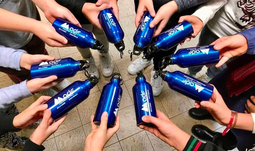 Acquedotto consegna 310 borracce agli alunni delle scuole primarie