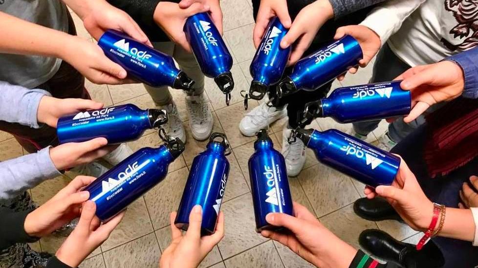 Acquedotto consegna 310 borracce agli alunni delle scuole primarie