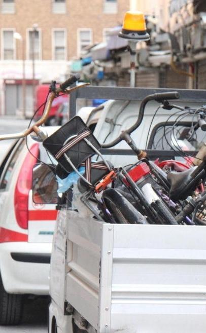 Via le bici abbandonate Cepparello: «La guerra al degrado continua»