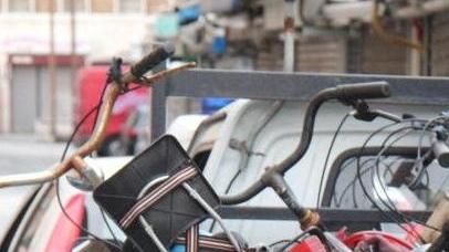 Via le bici abbandonate Cepparello: «La guerra al degrado continua»