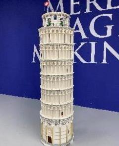 Una Torre di due metri con i mattoncini Lego