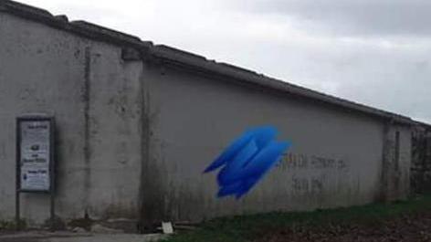 Scritte offensive sul muro del cimitero