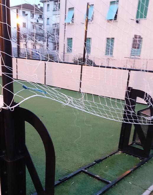 Il campino in zona Coop nel mirino dei vandali Divelta la recinzione