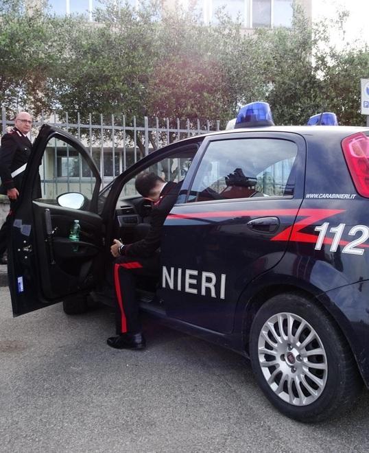 Spacciano la cocaina dall’auto: arrestati