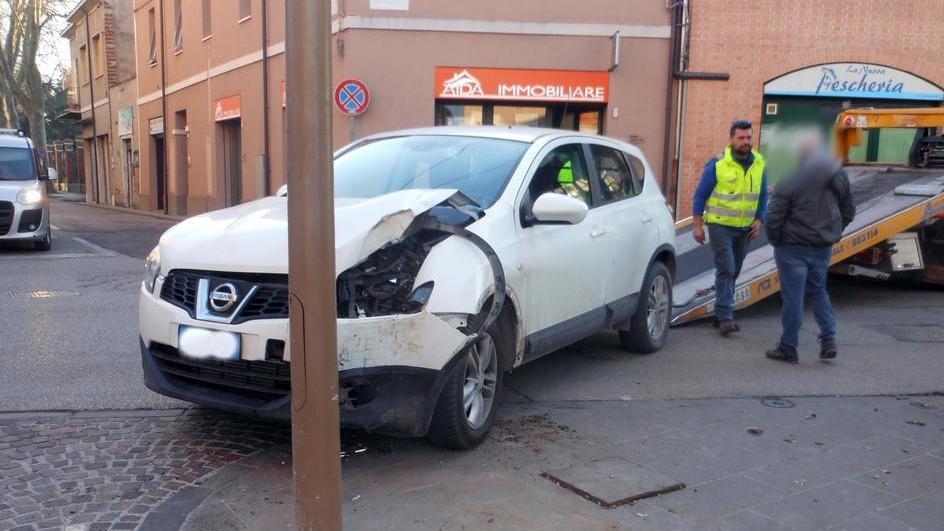 L’auto sbatte contro il palo
