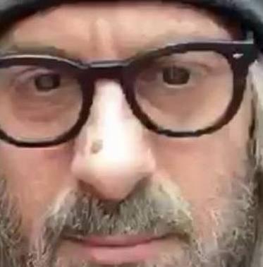 Trucco e parrucco De Rossi al derby nella Curva Sud